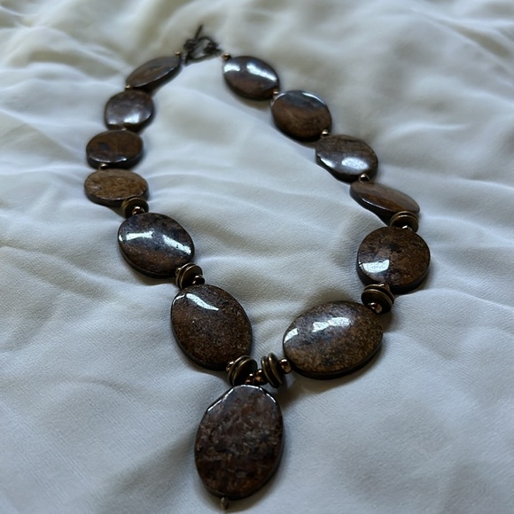 Vintage natural stone necklace with flower toggle clasp - Picture 3 of 4